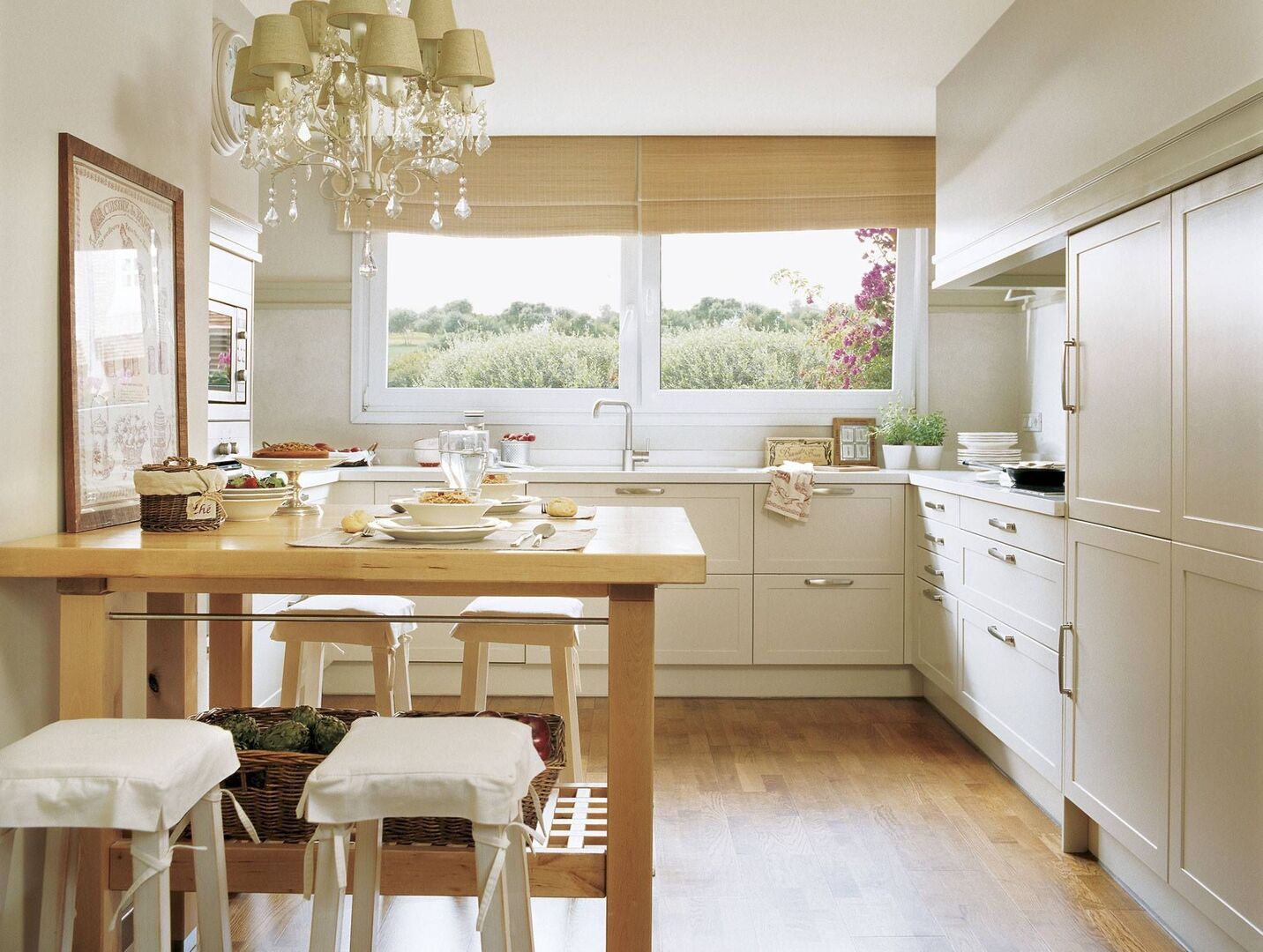 Полезные советы по расположению кухонного стола