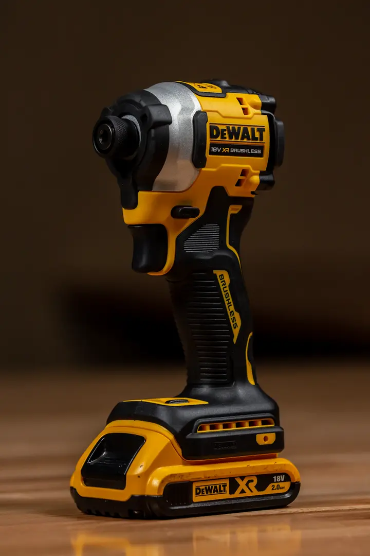 Аккумуляторный ударный шуруповерт Dewalt DCF850NT-XJ