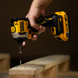Аккумуляторный ударный шуруповерт Dewalt DCF850NT-XJ Thumb
