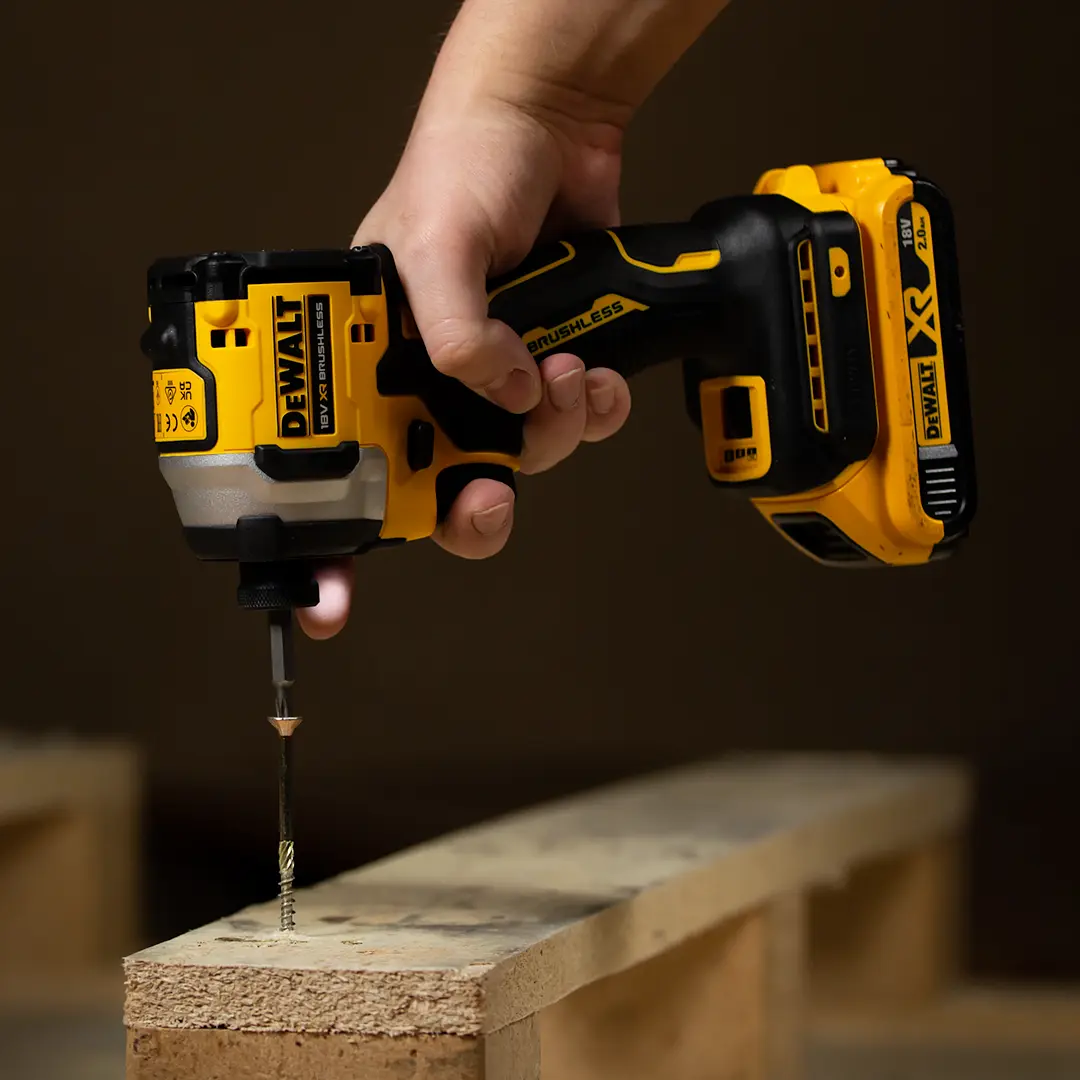 Аккумуляторный ударный шуруповерт Dewalt DCF850NT-XJ