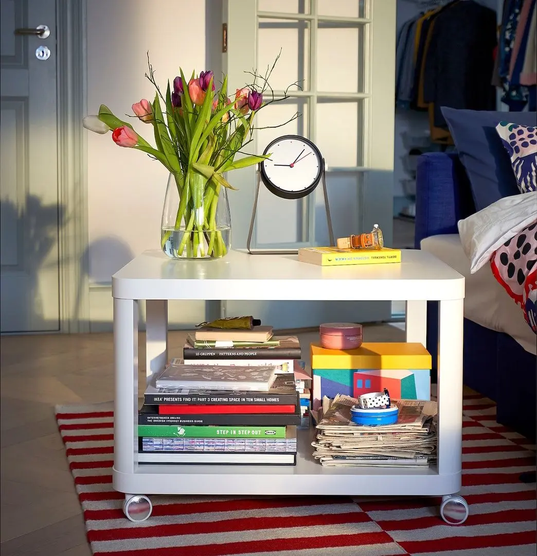 Masa pentru reviste Ikea Tingby cu rotile 64x64cm (Alb)