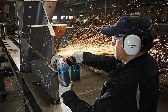 Угловая шлифмашина Bosch GWS 19-125 CIE Professional (060179P002)