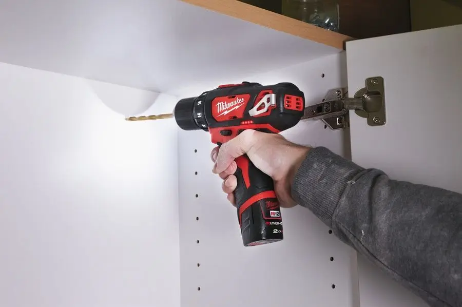 Аккумуляторная дрель-шуруповерт Milwaukee M12BDD-202C