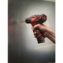 Аккумуляторная дрель-шуруповерт Milwaukee M12BDD-202C Thumb