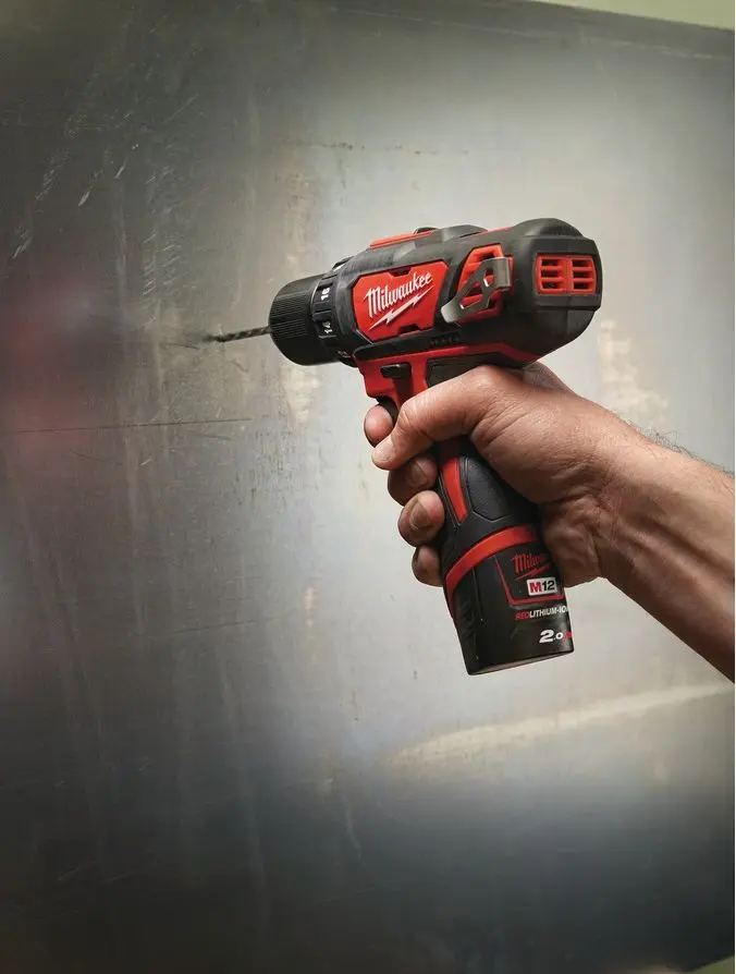 Аккумуляторная дрель-шуруповерт Milwaukee M12BDD-202C