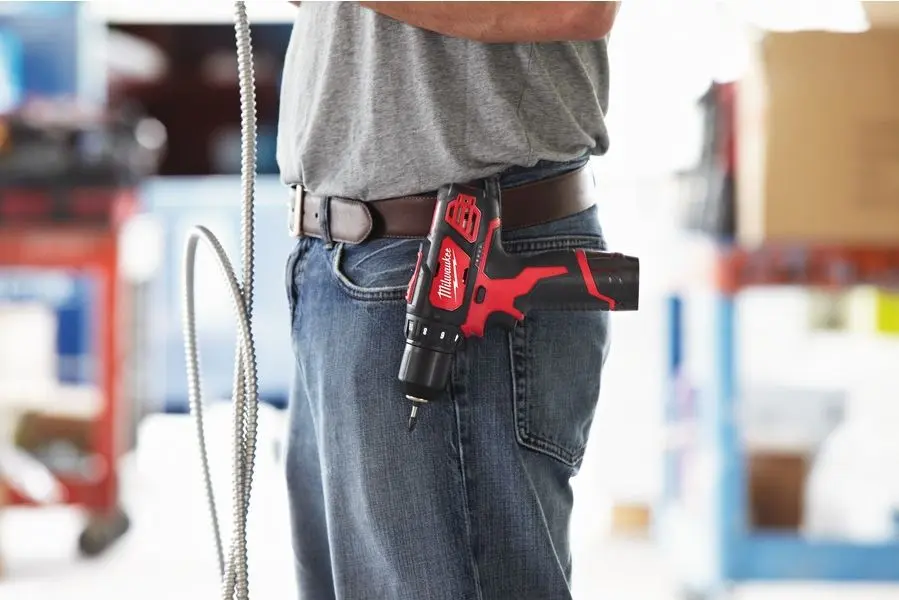 Аккумуляторная дрель-шуруповерт Milwaukee M12BDD-202C