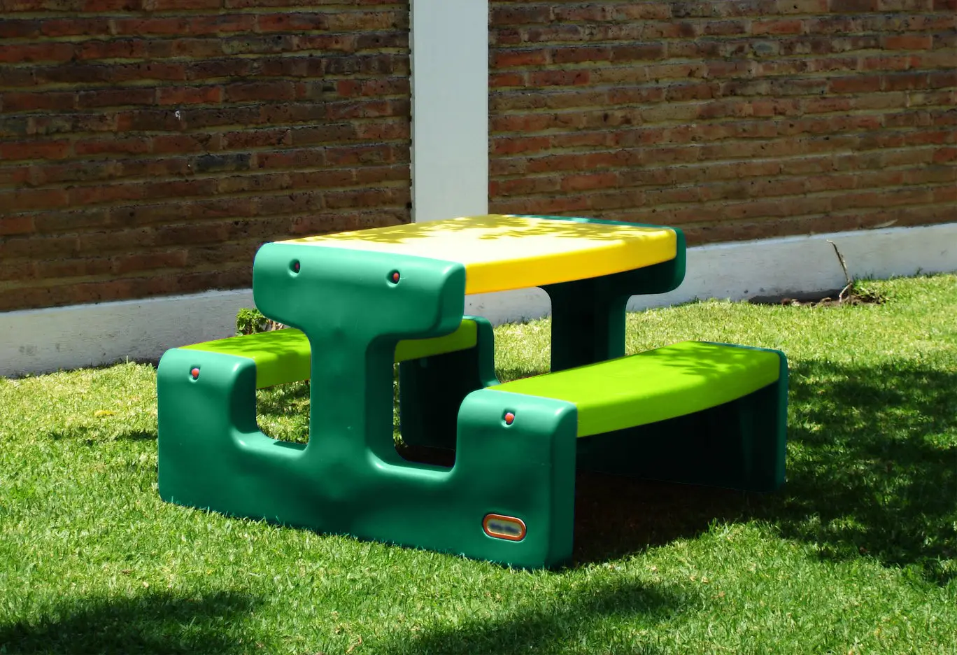 Masa cu banci Little Tikes Large Picnic (Green/Yellow)