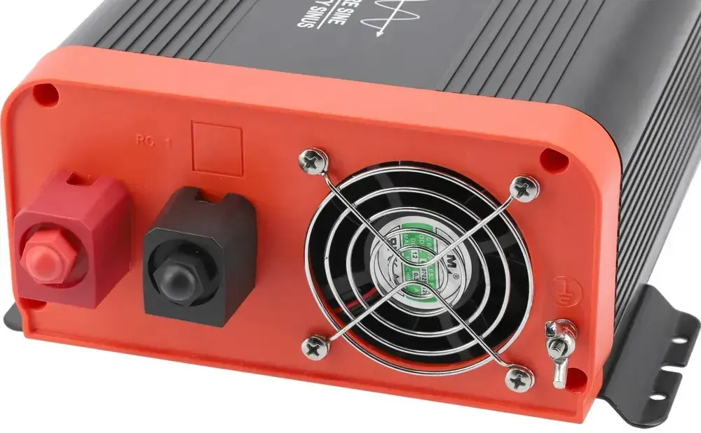 Invertor auto Yato YT-81483 (Red/Black)