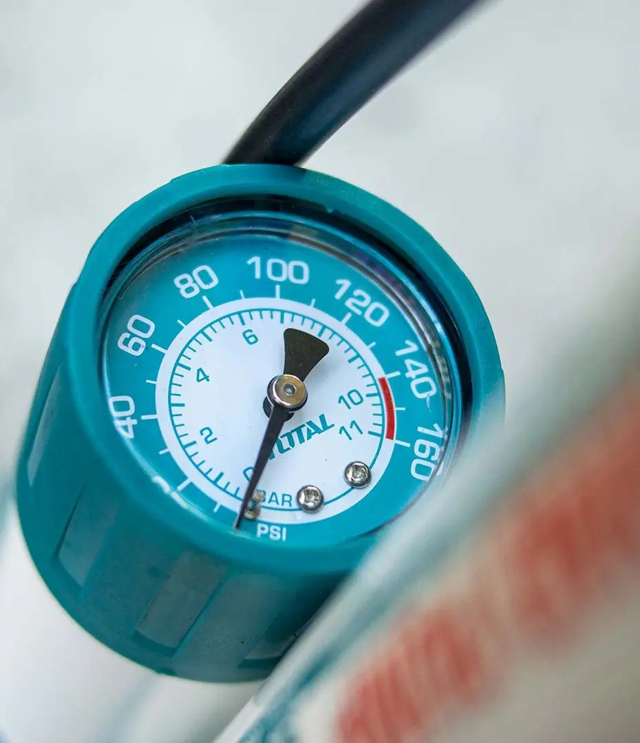 Насос с манометром Total TMPP3811