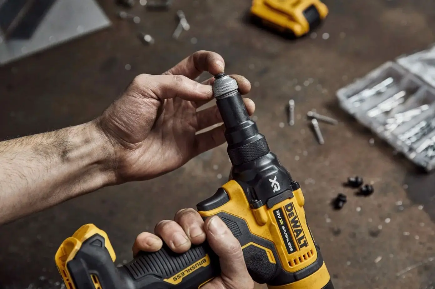 Pistol pentru nituit cu acumulator DeWALT DCF403NT-XJ Solo