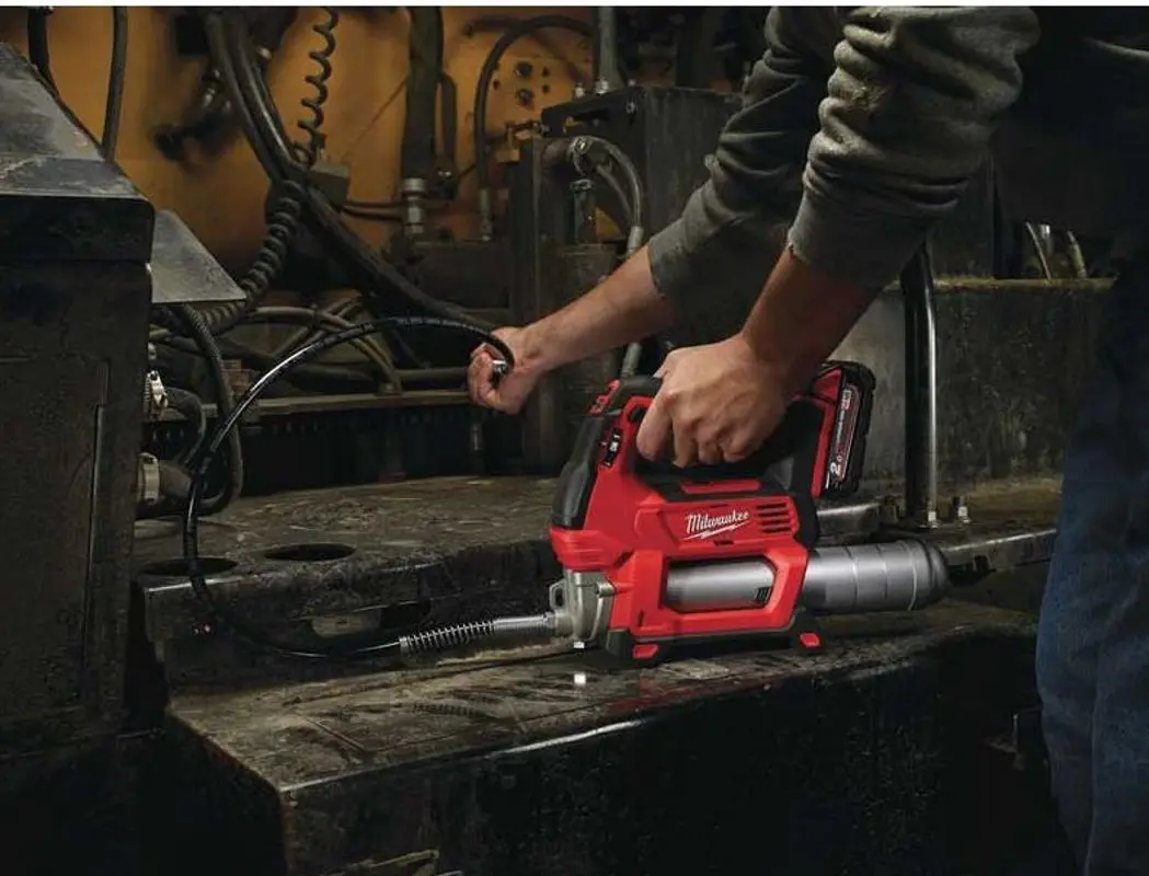 Pompa de gresat cu acumulator Milwaukee M18 GG-201C - 2