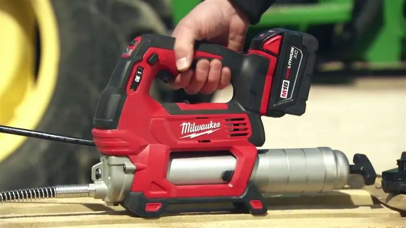 Pompa de gresat cu acumulator Milwaukee M18 GG-201C - 3