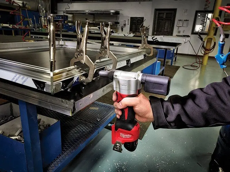 Pistol pentru nituit cu acumulator Milwaukee M12 BPRT-201X