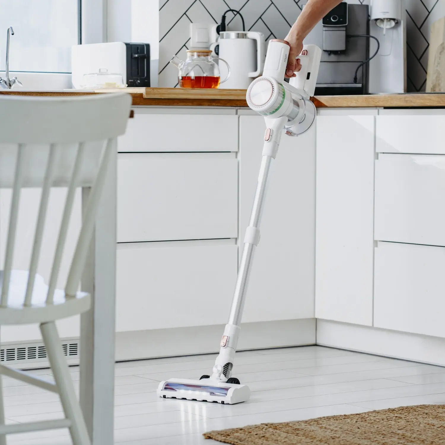 Вертикальный пылесос Adler AD 7079 (White/Silver) - 10