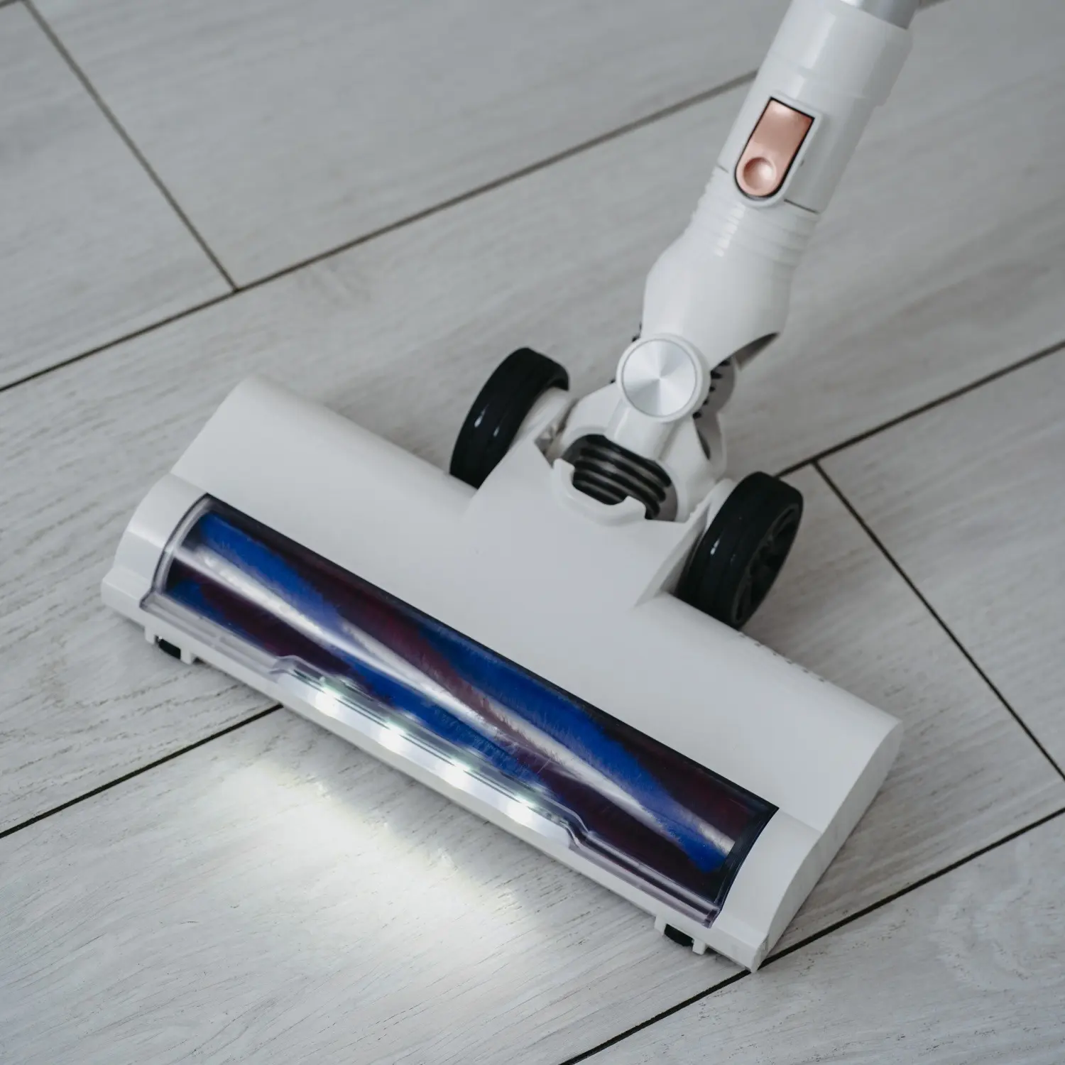 Вертикальный пылесос Adler AD 7079 (White/Silver) - 9