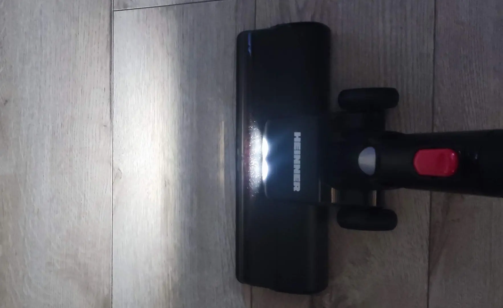 Вертикальный пылесос Heinner HSVC-M21.6RD (Red/Black)