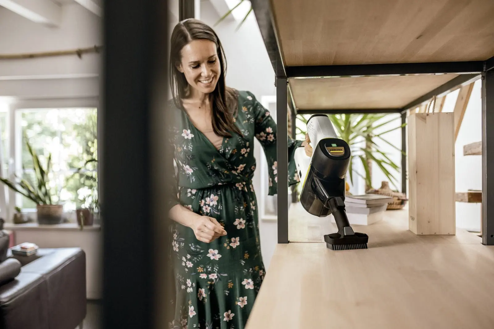 Вертикальный пылесос Karcher VC 6 Cordless ourFamily 1.198-670.0 (White/Black)