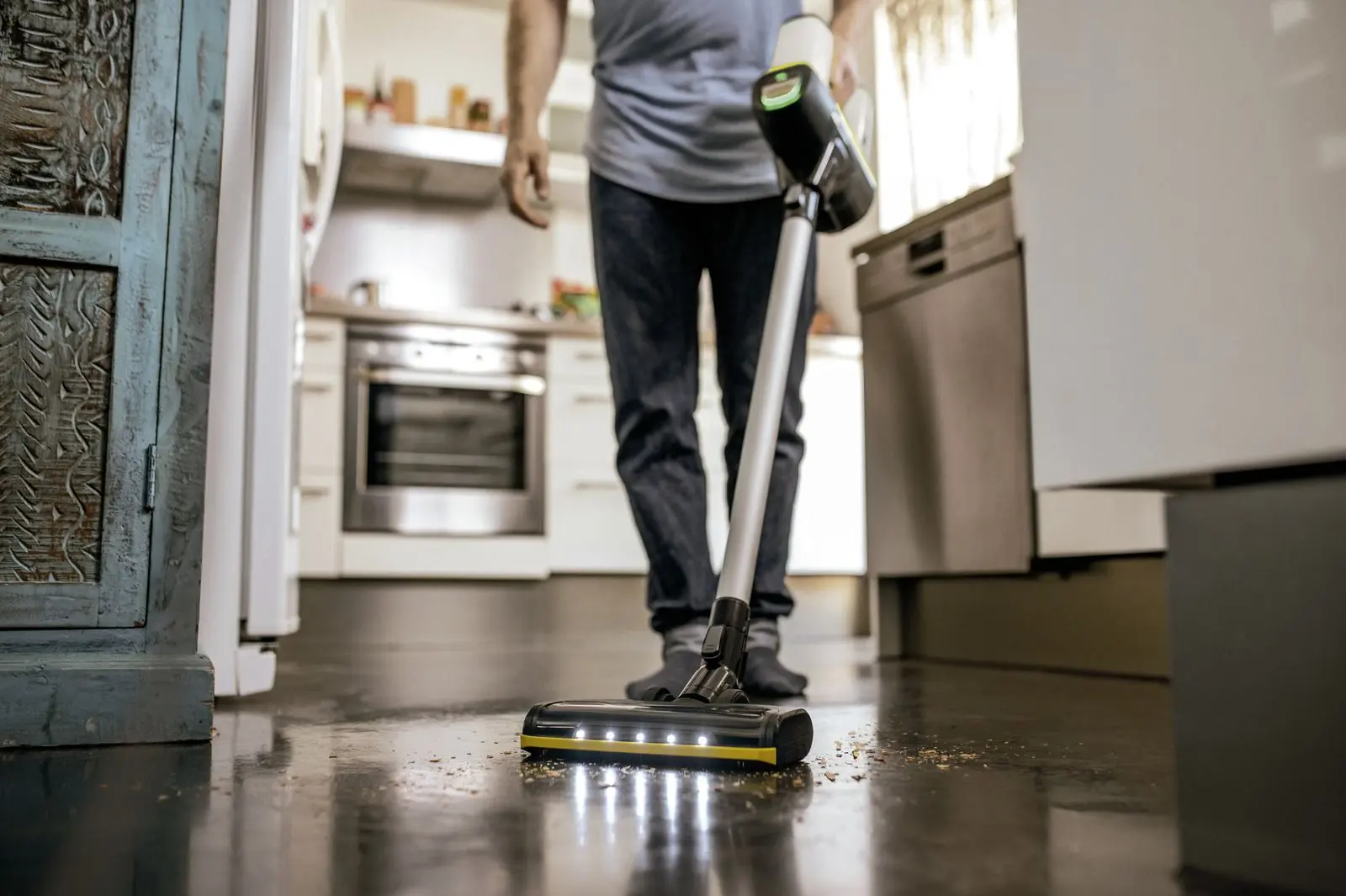 Вертикальный пылесос Karcher VC 6 Cordless ourFamily 1.198-670.0 (White/Black)