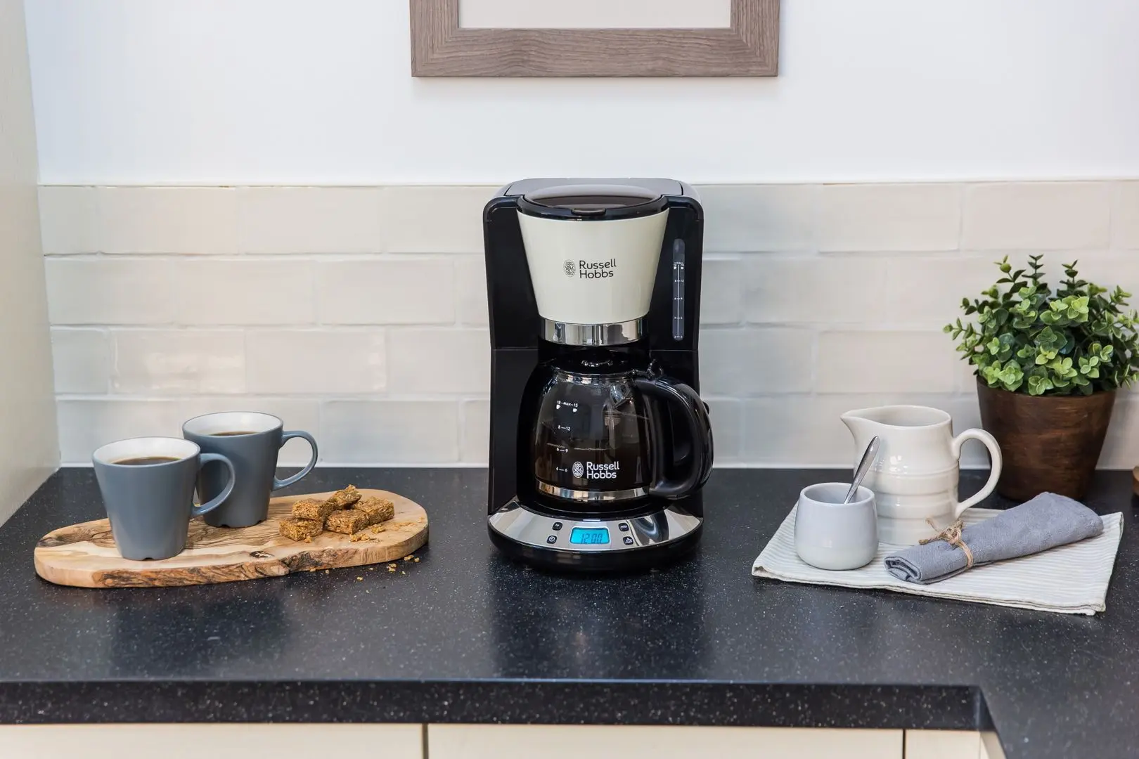 Кофеварка Russell Hobbs Colours Plus 24033-56 (Beige) - 5