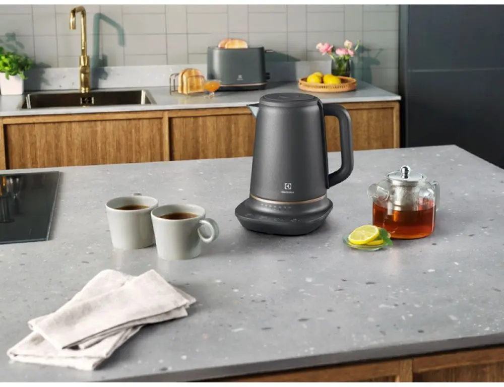 Электрочайник Electrolux Explore 7 E7K1-6BP (Black Pearl)