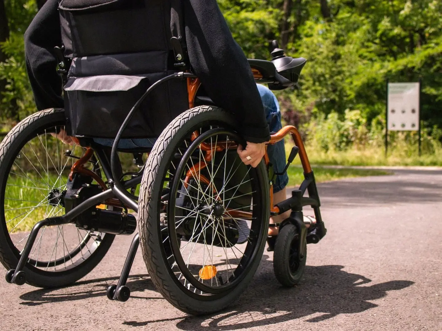 Scaun cu rotile electric Medilife Flex D130AL (Black/Gold)