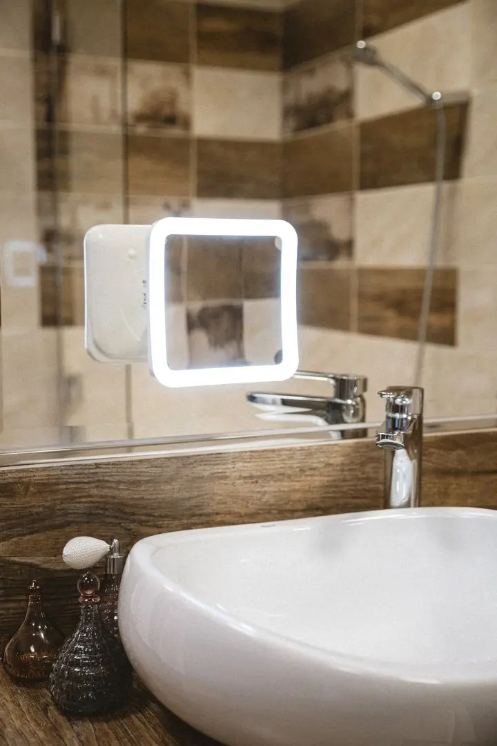 Oglindă cosmetică cu iluminare Camry CR 2169 (White/Inox)