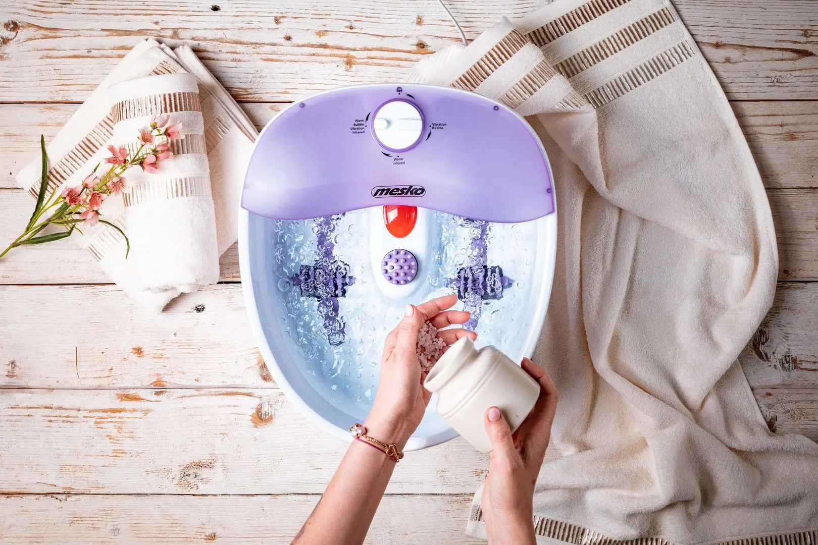 Cada cu masaj pentru picioare Mesko MS 2152 (White/Purple)