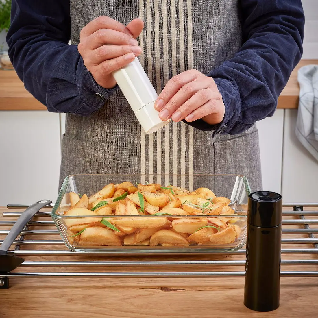 Set de rasnita de condimente Ikea Barnasinne 14cm (Negru/Alb)