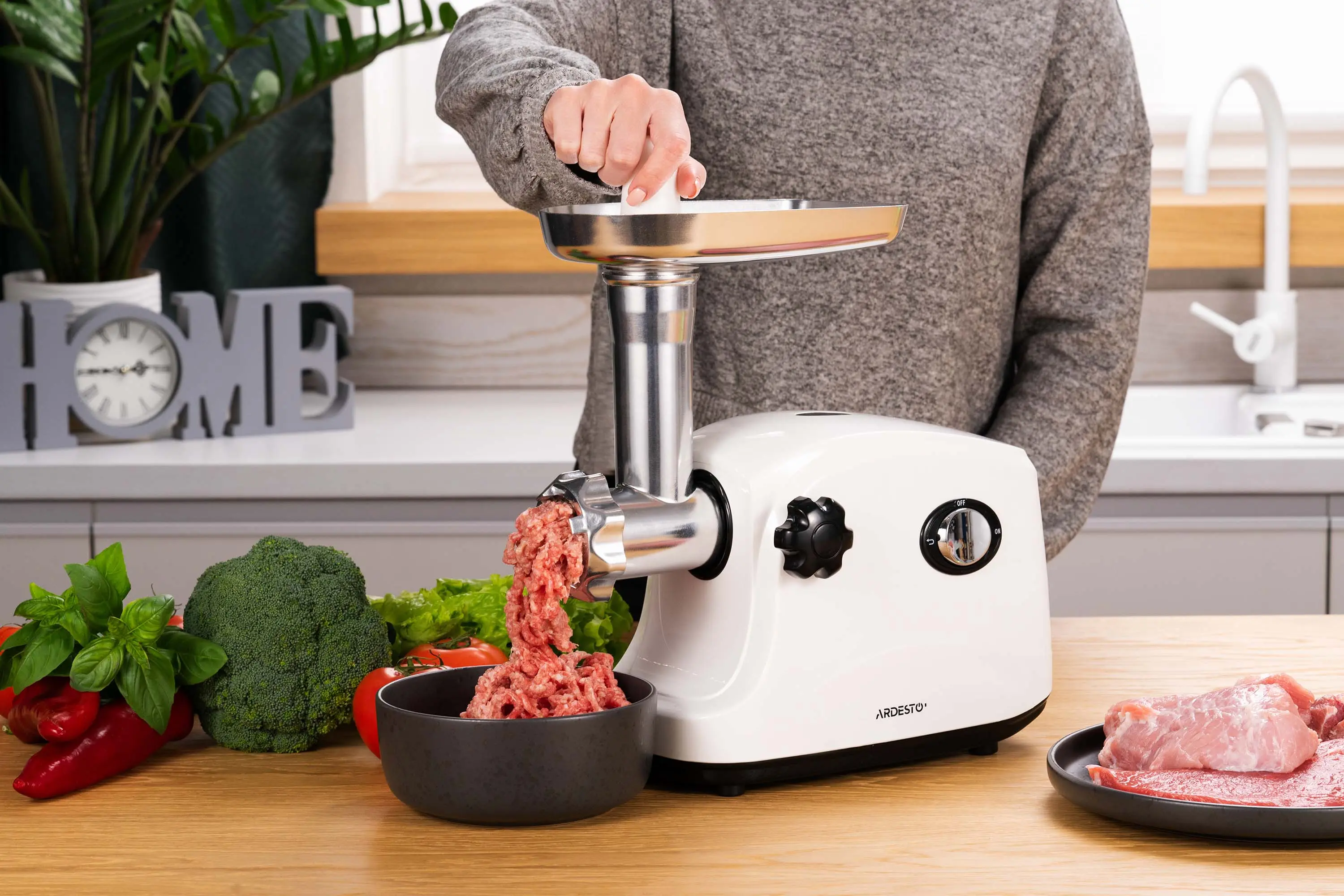 Masina de tocat carne Ardesto MGA-1735R (White)