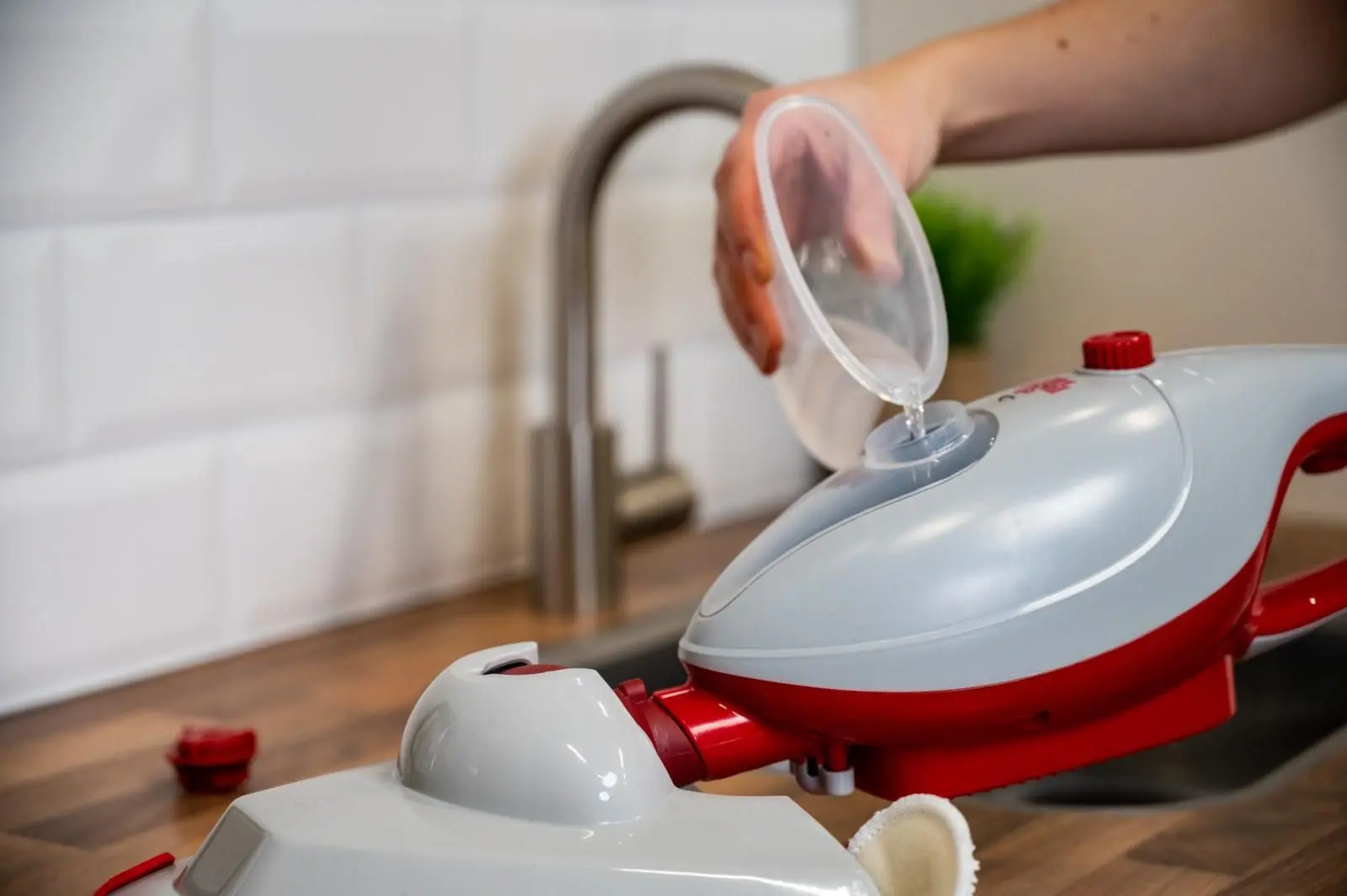 Mop cu aburi Dirt Devil DD7001 (White/Red)