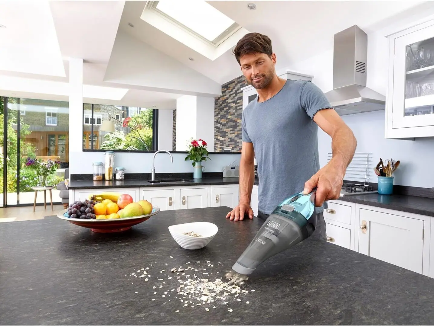 Ручной аккумуляторный пылесос Black&Decker NVC220WBC (Grey/Blue)