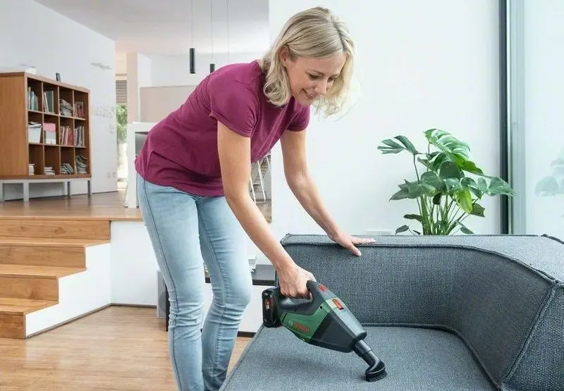 Aspirator de mana cu acumulator Bosch UniversalVac 18 (Black/Green)