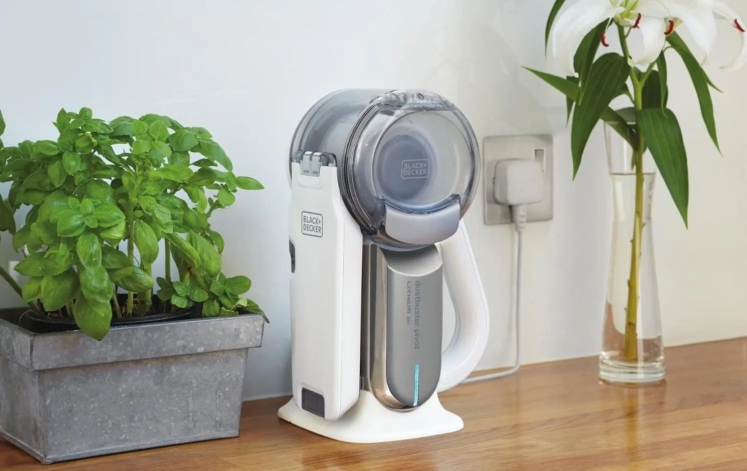 Aspirator cu acumulator Black&Decker PV1820L (White)