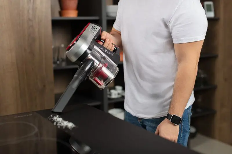 Вертикальный пылесос ETA Supersonic Elastic 2231 90000 (Black/Red)