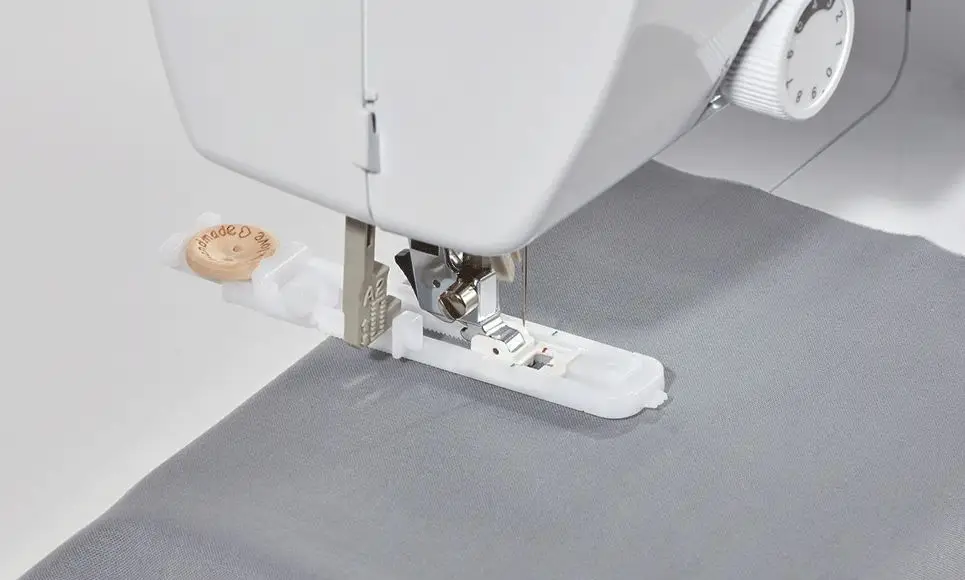 Mașină de cusut Brother CS70S (White/Green)