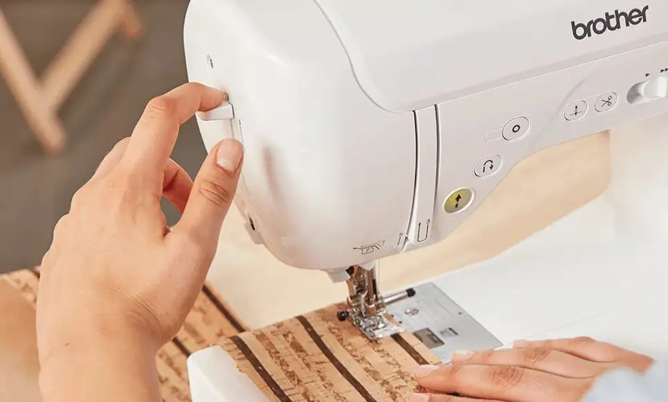 Masina de cusut Brother Innov-is F400 (White/Red)