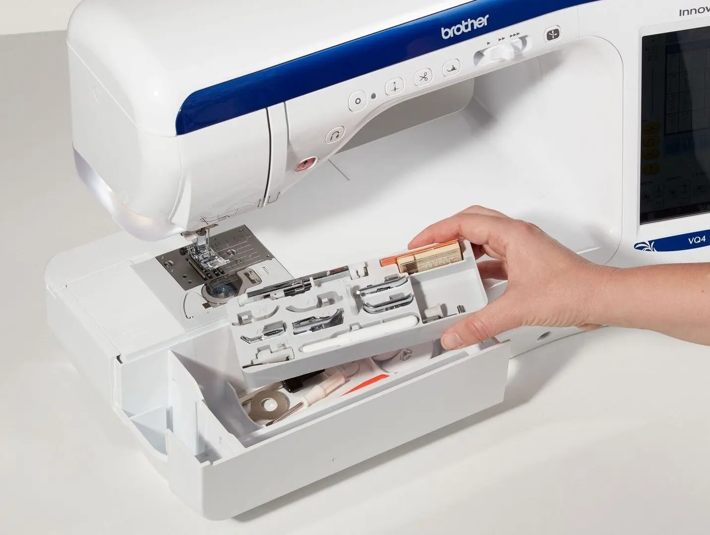 Masina de cusut Brother Innov-is VQ4 (White/Blue)