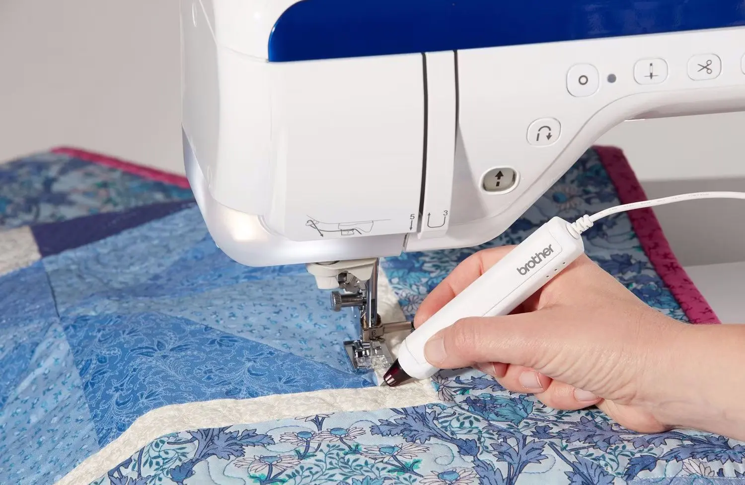 Masina de cusut Brother Innov-is VQ4 (White/Blue)