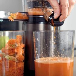 Соковыжималка Black&Decker BXJE200E (Inox/Black) Thumb