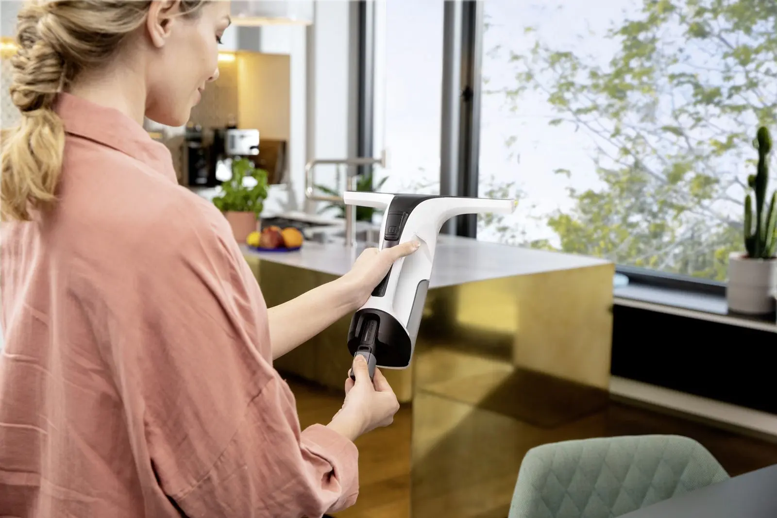 Curatitor pentru geamuri Karcher WV 4-4 Plus 1.633-540.0 (Black/White)