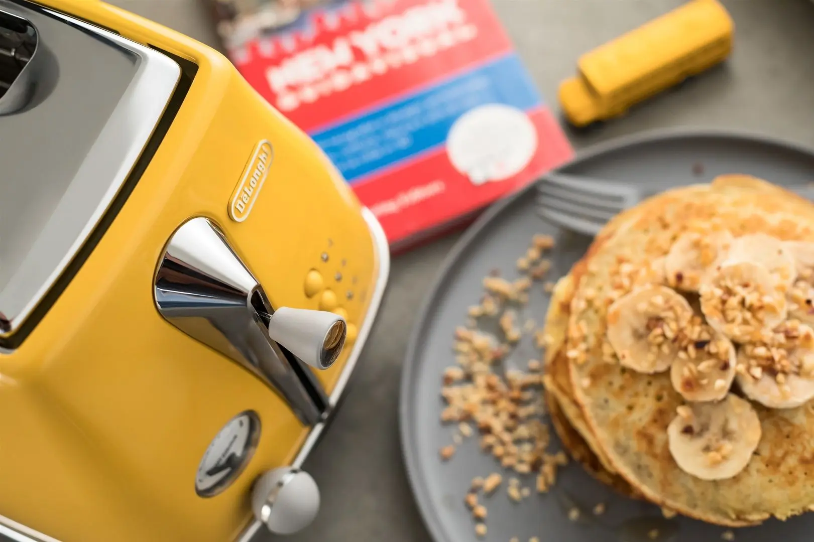 Тостер DeLonghi Icona Capitals CTOC2103.Y (New York Yellow)