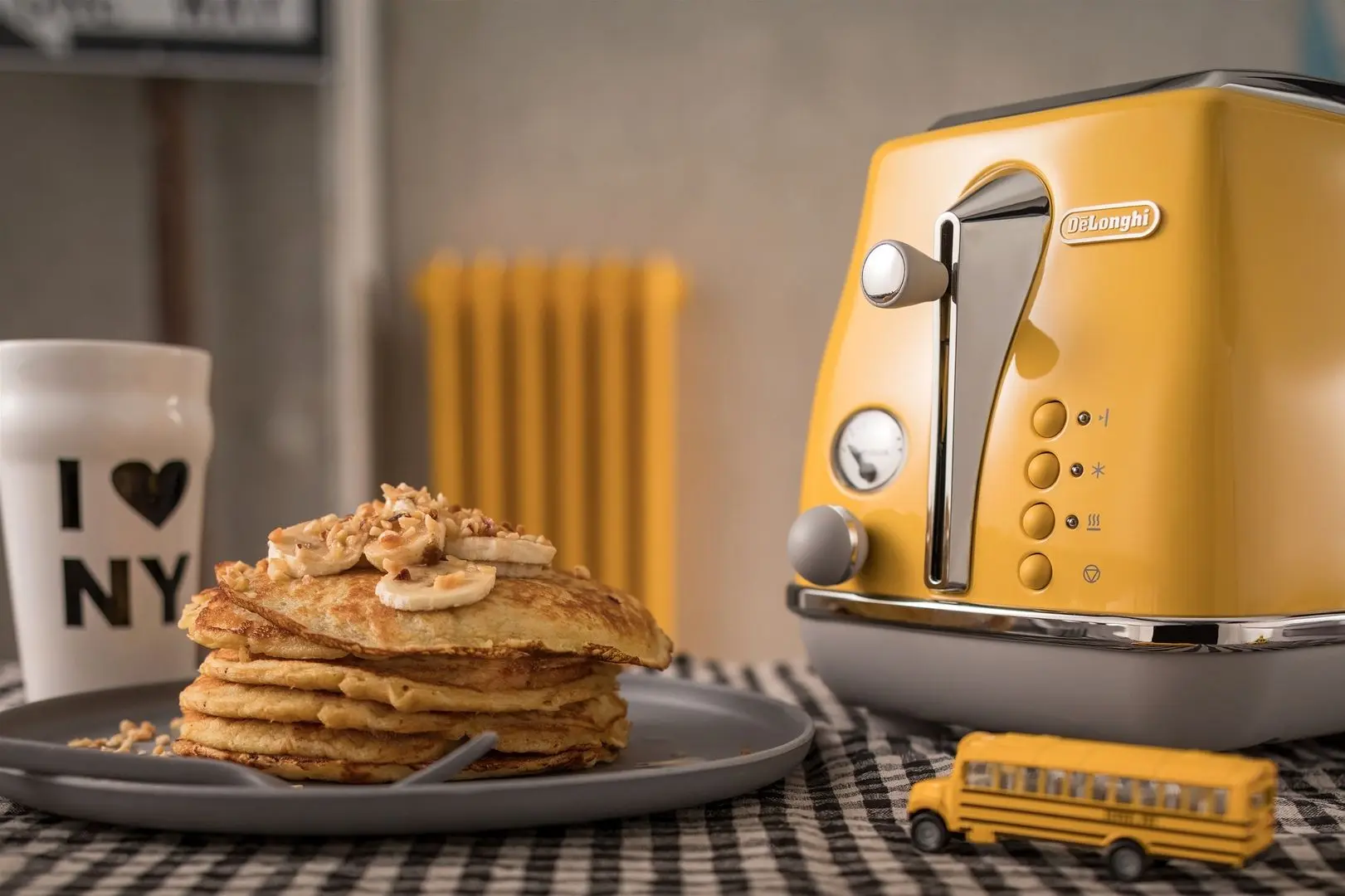 Тостер DeLonghi Icona Capitals CTOC2103.Y (New York Yellow)