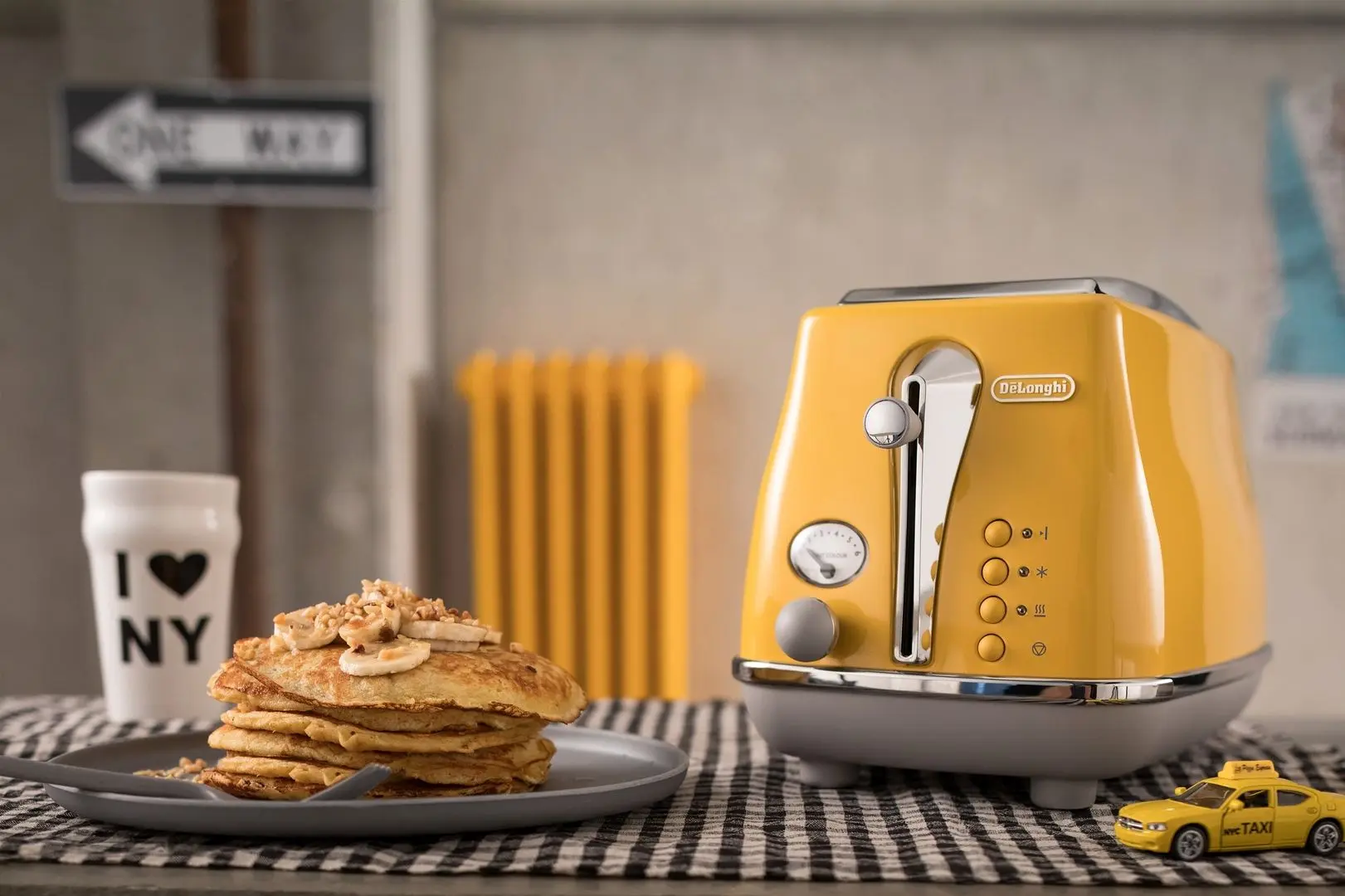 Тостер DeLonghi Icona Capitals CTOC2103.Y (New York Yellow)