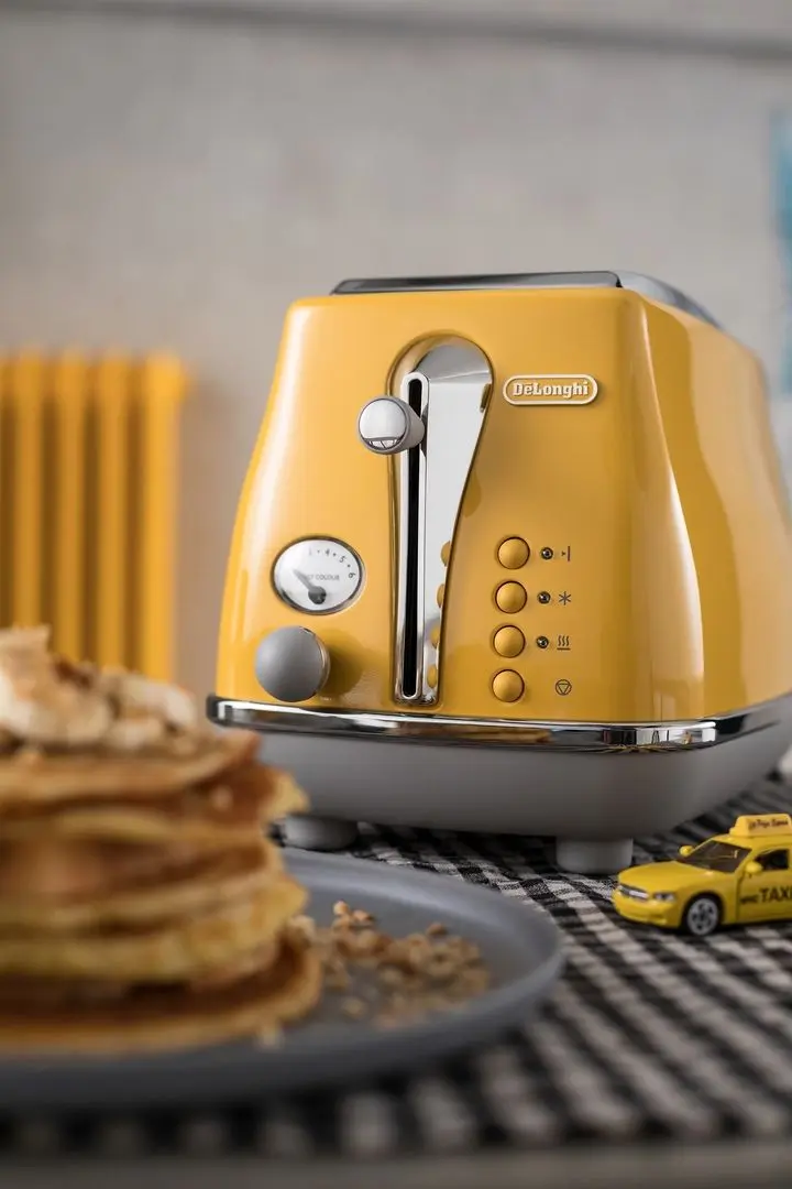 Тостер DeLonghi Icona Capitals CTOC2103.Y (New York Yellow)