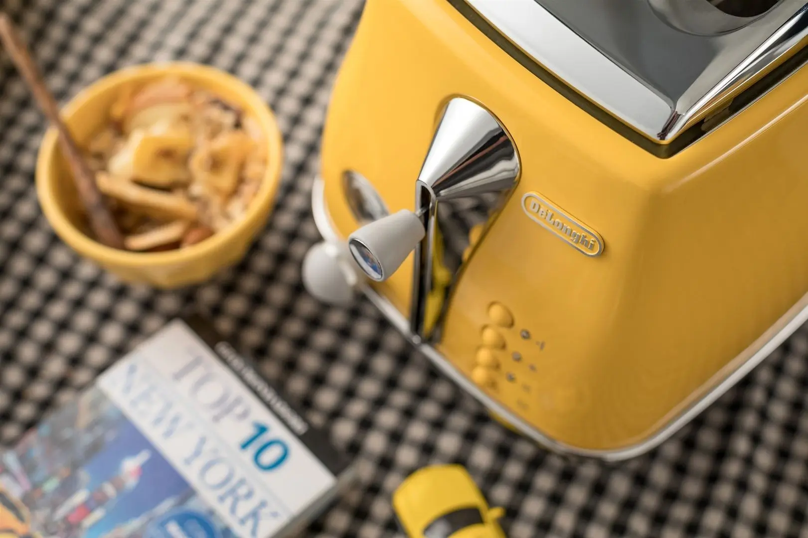 Тостер DeLonghi Icona Capitals CTOC2103.Y (New York Yellow)