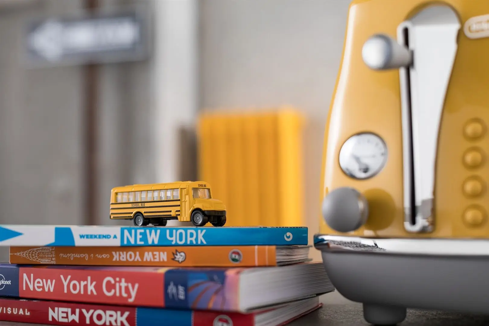 Тостер DeLonghi Icona Capitals CTOC2103.Y (New York Yellow)