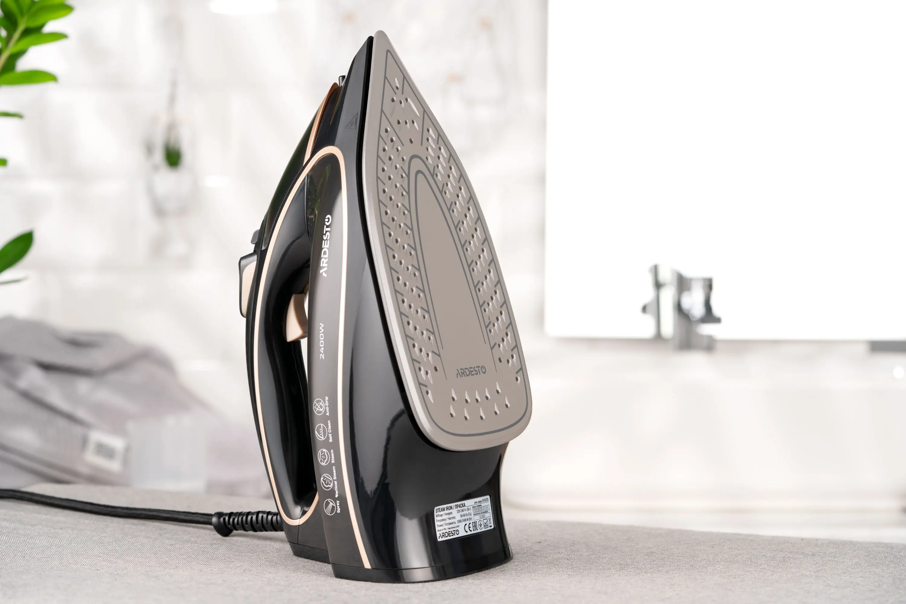 Fier de calcat Ardesto IR-B2235 (Black)