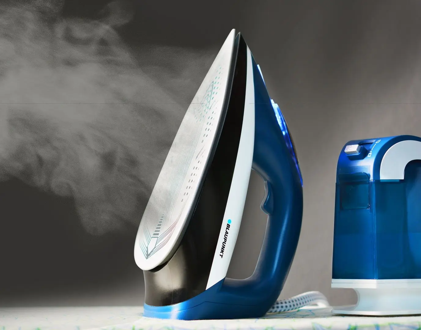 Fier de calcat cu generator de abur Blaupunkt SSP701 (Blue/White)