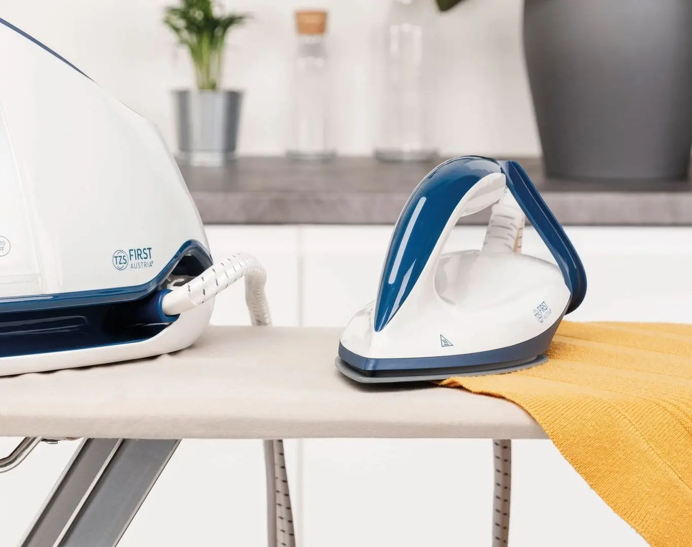 Fier de calcat cu generator de abur First FA-5646-2 (White/Blue)