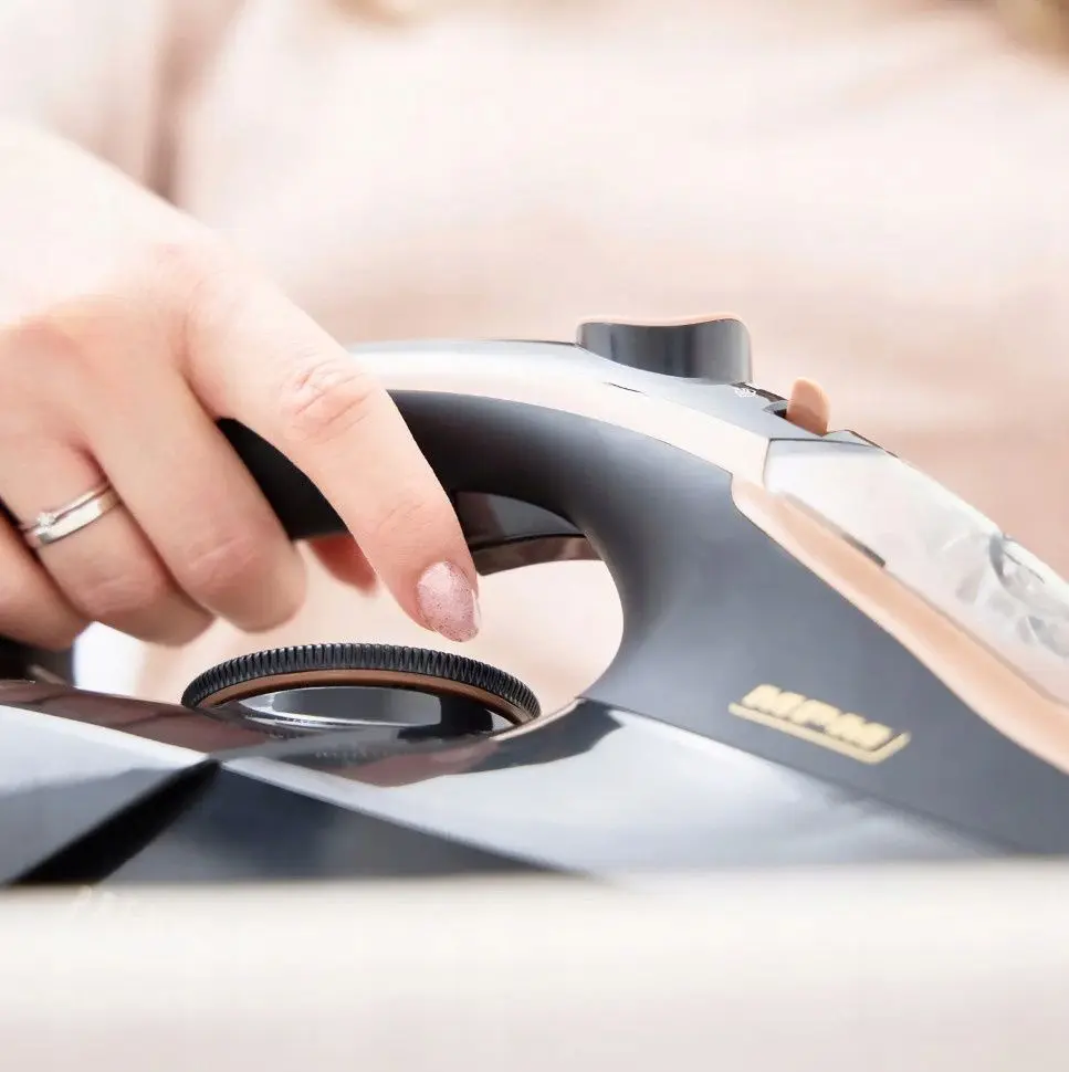 Утюг MPM MZE-24/C (Black/Gold)